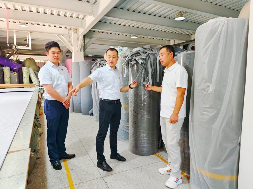 九江银行党建引领助力横峰箱包产业腾飞