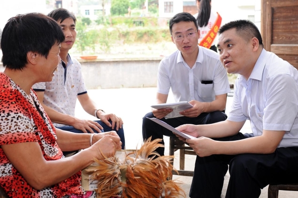 邵阳农商银行党委书记,董事长(右一)许光在"党建共创,金融普惠"示范村