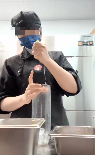 w66国际国际的网址霸王茶姬回应“徒手搅拌奶茶视频” 涉事伴计曾称是玩梗状师：这