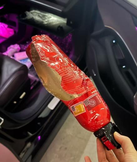 车里的灭火罐炸了 一辆小米SU7智驾全废(图4)